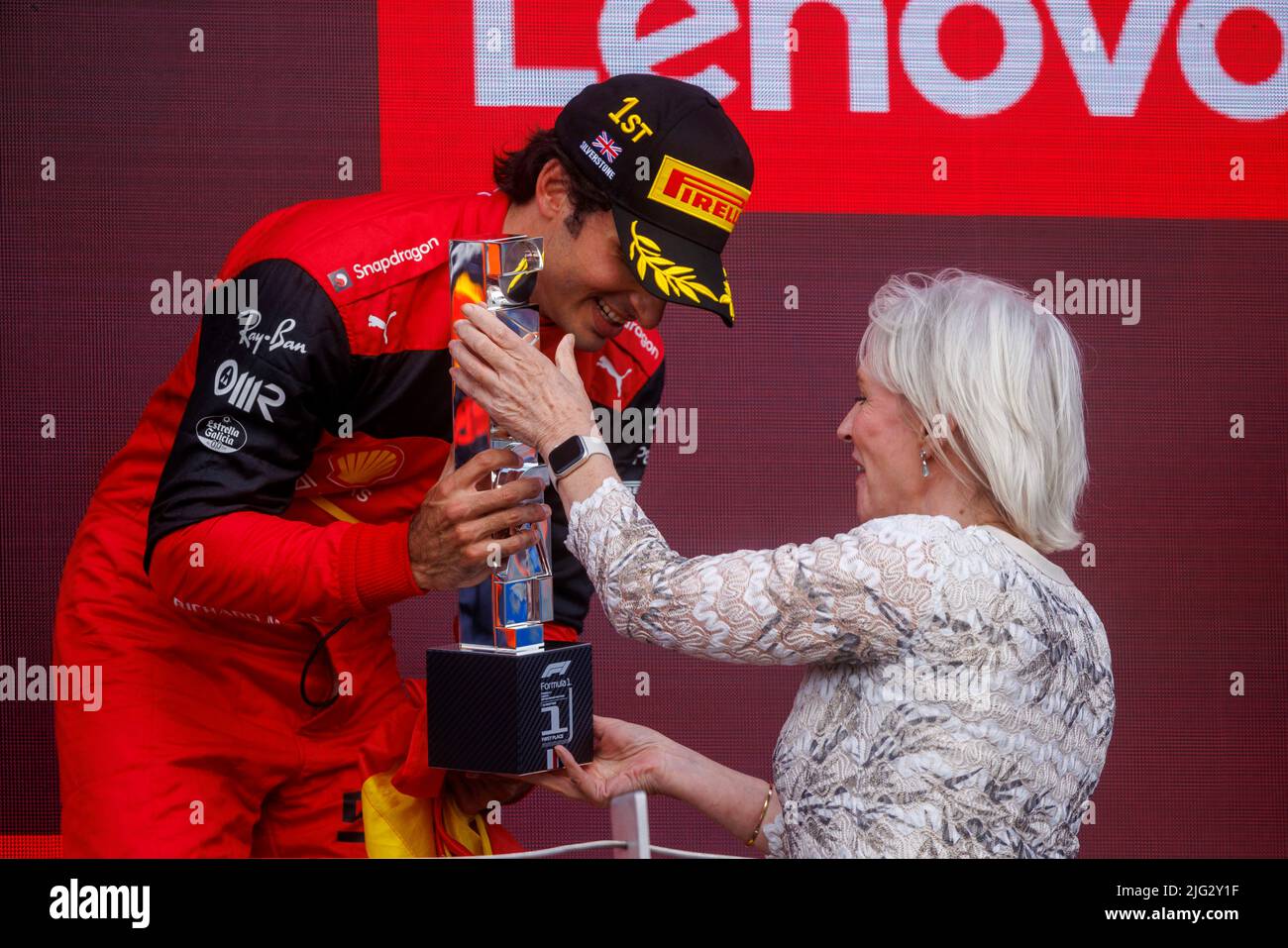 Carlos Sainz célèbre la victoire de son premier Grand Prix F1 alors que Nadine Dorries lui remet le trophée sur le podium au Grand Prix F1 de Grande-Bretagne. Carlos Banque D'Images