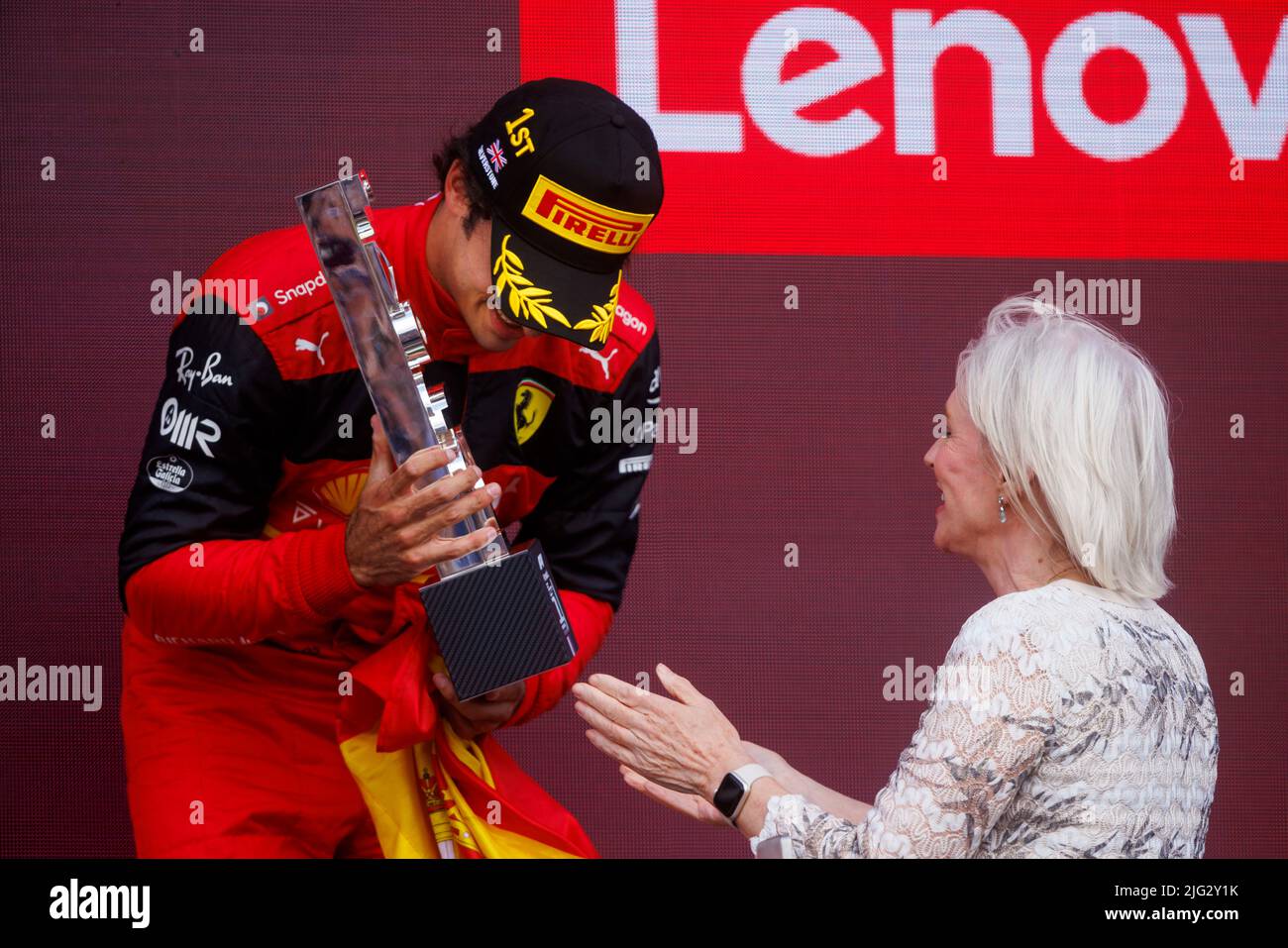 Carlos Sainz célèbre la victoire de son premier Grand Prix F1 alors que Nadine Dorries lui remet le trophée sur le podium au Grand Prix F1 de Grande-Bretagne. Carlos Banque D'Images