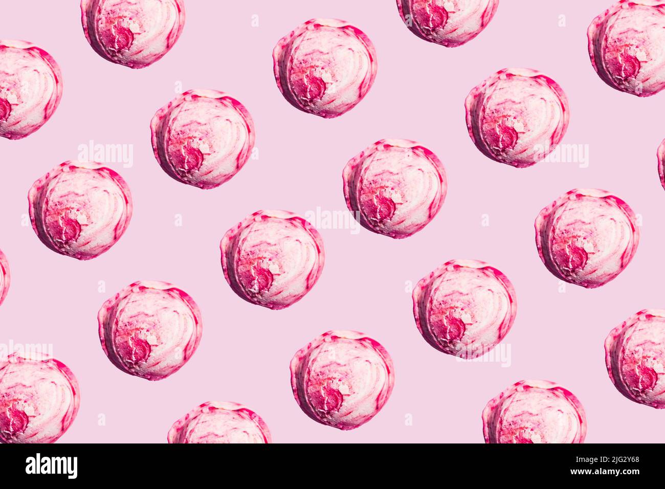Motif avec boules de glace à la framboise sur fond rose. Banque D'Images