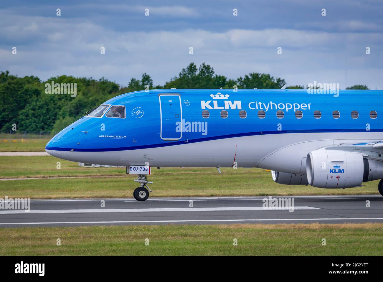 KLM City Hopper Embraer 175STD (ERJ-170-200STD) à l'aéroport de Manchester. Banque D'Images