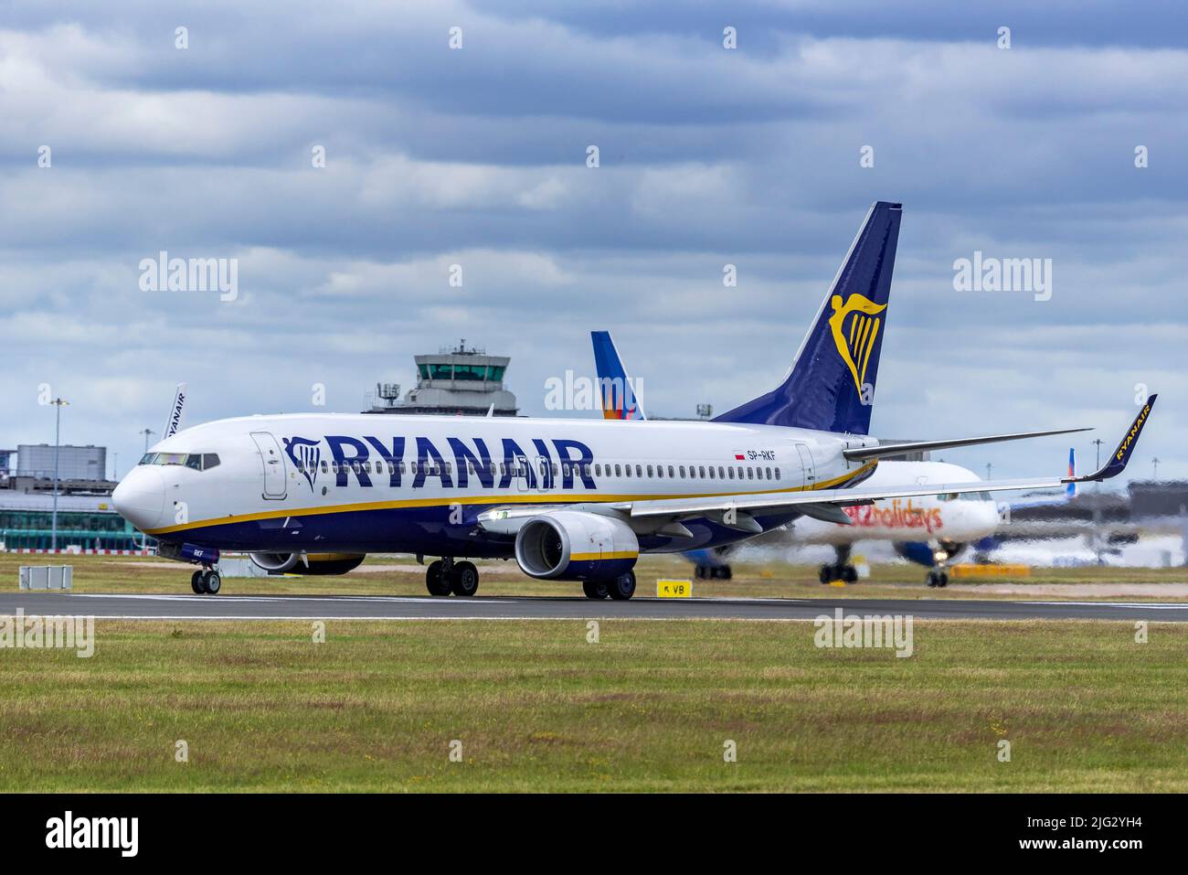 Ryanair (Ryanair Sun) Boeing 737-800 REG SP-RKF à l'aéroport de Manchester. Banque D'Images