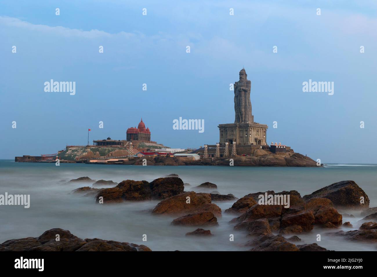 Kanyakumari, Tamil Nadu, Inde - 22 décembre 2020: Rocher commémoratif Vivekananda et statue de Thiruvalluvar dans la soirée sur fond bleu ciel. Banque D'Images