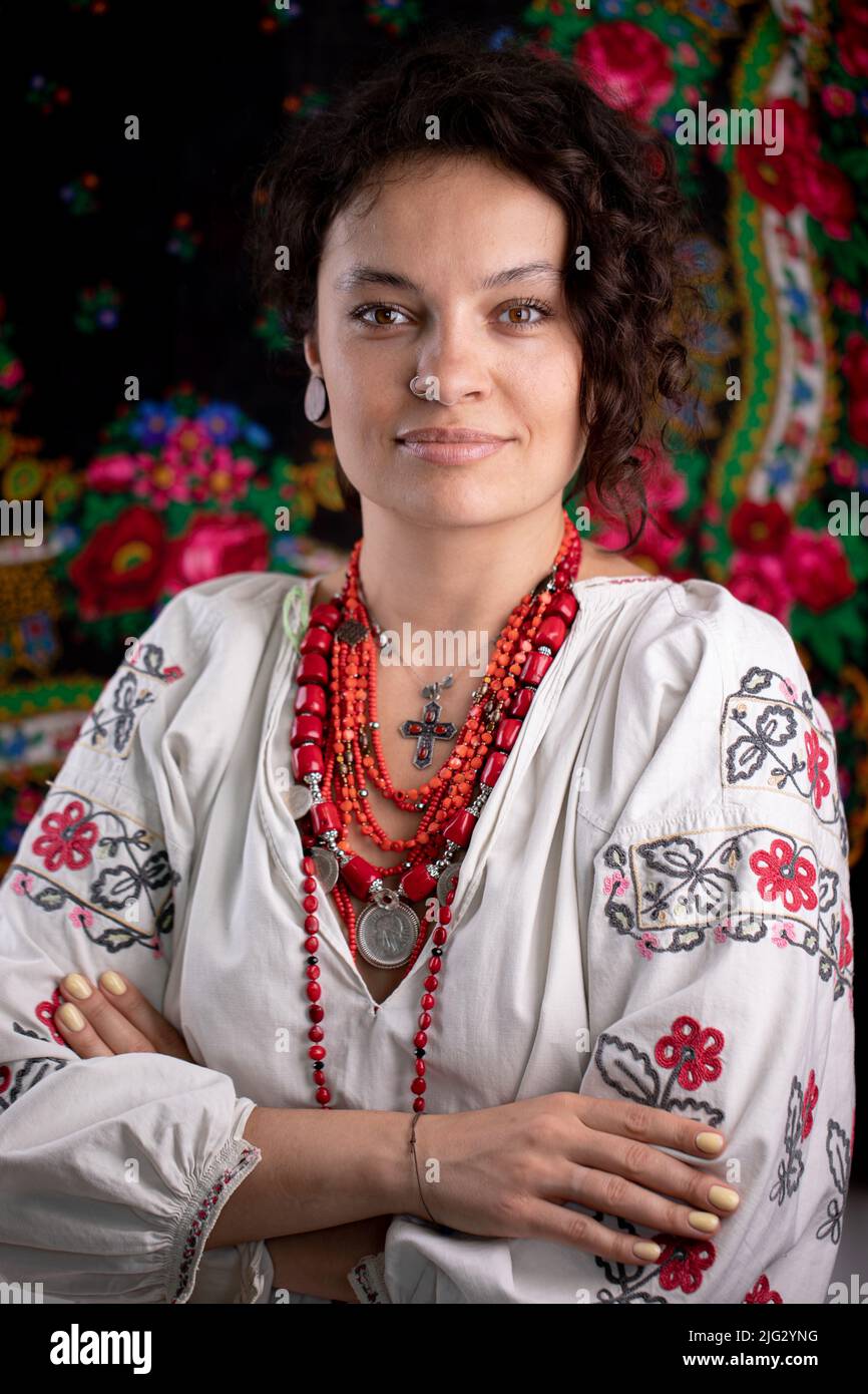 Une belle femme ukrainienne vêtue de vêtements traditionnels sur fond sombre Banque D'Images