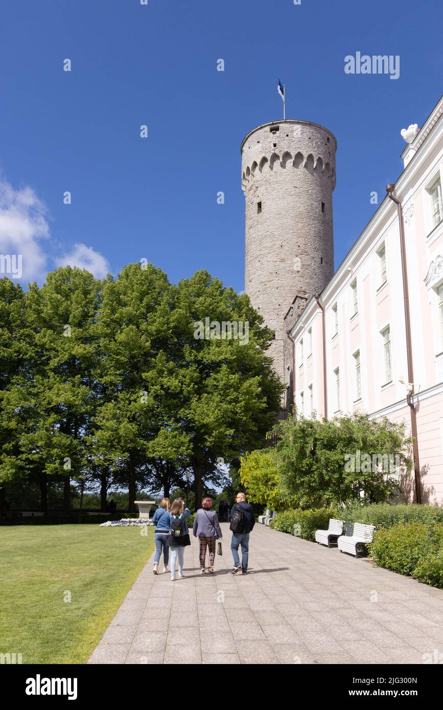 Les gens qui marchent dans le jardin du Gouverneur, ou le jardin Kuberneri, à côté du Parlement estonien, la vieille ville de Tallinn, Tallinn Estonie Banque D'Images