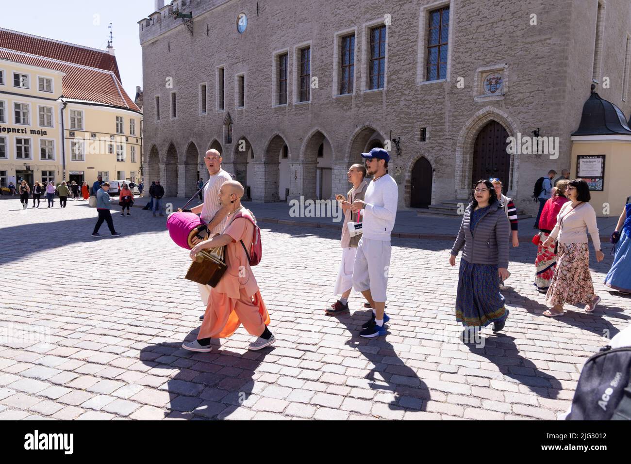 Société internationale pour la conscience Krishna, organisation religieuse Hare Krishna - les gens marchant et chantant, vieille ville de Tallinn, Estonie Europe Banque D'Images