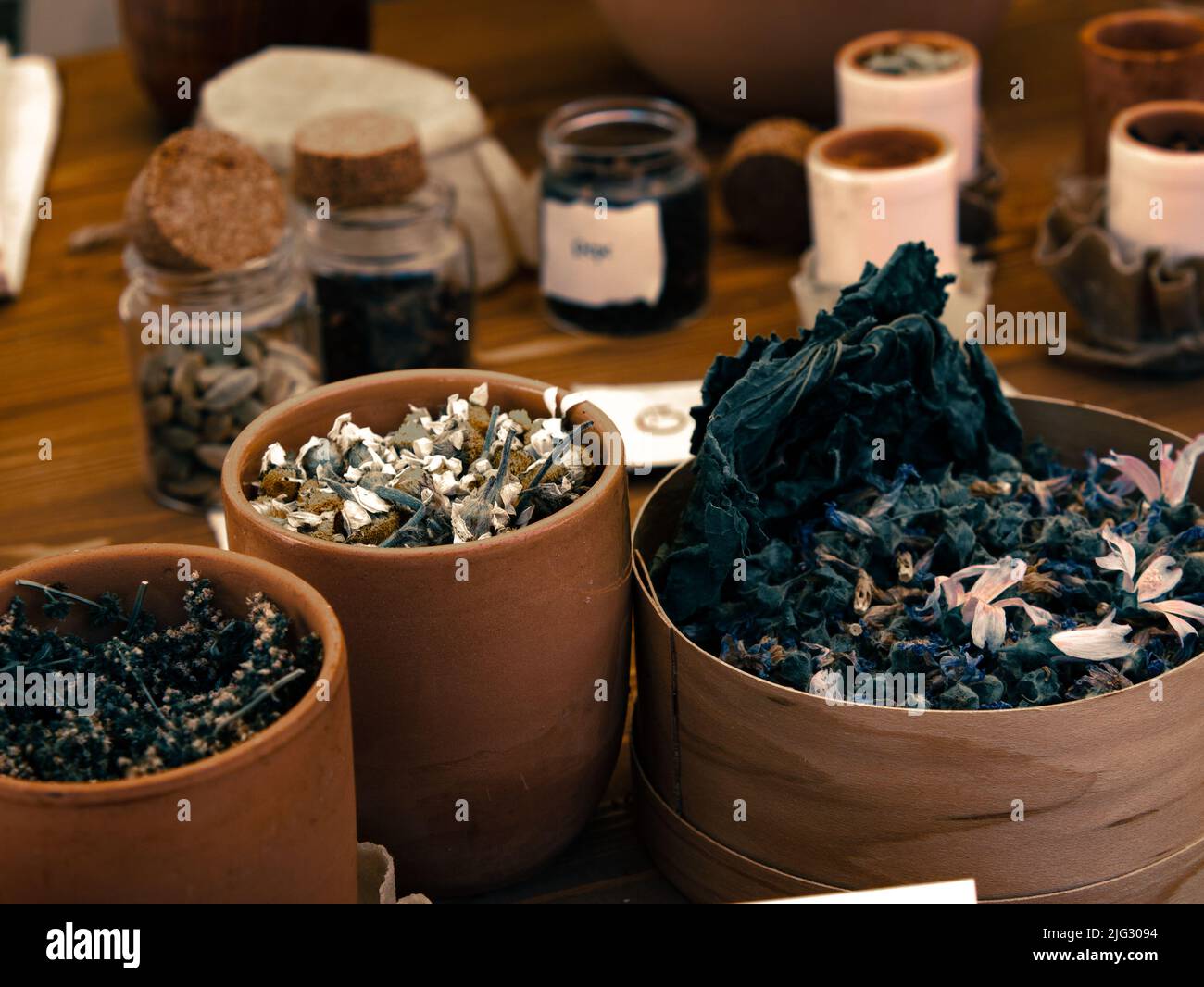 table d'apothicaire médiévale avec diverses herbes et épices Banque D'Images