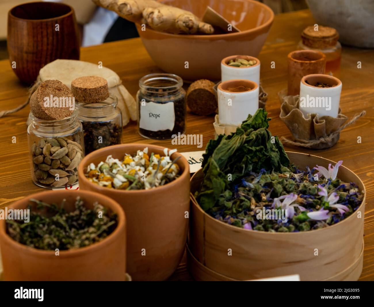 table d'apothicaire médiévale avec diverses herbes et épices Banque D'Images