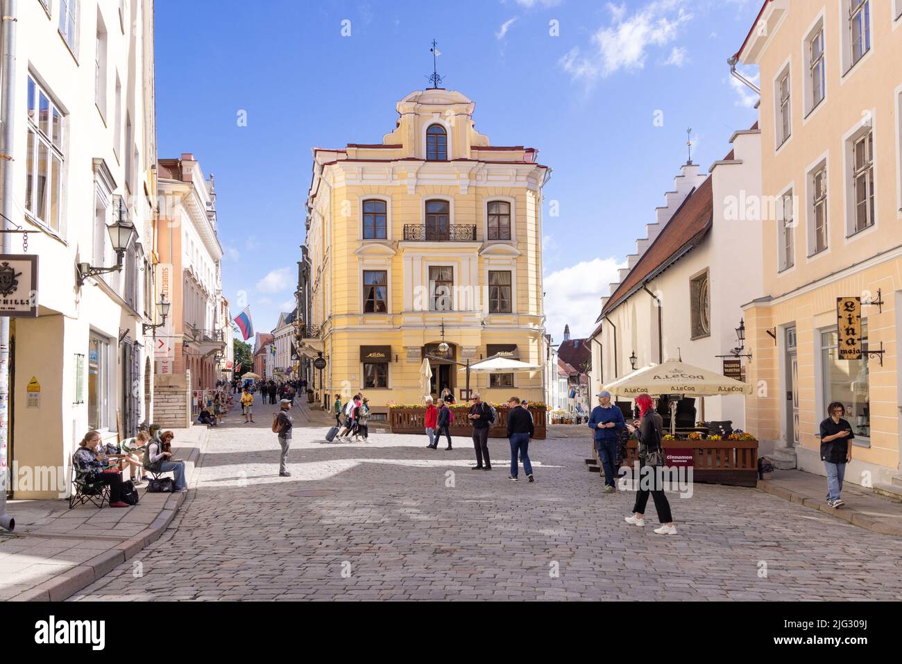 Voyage à Tallinn ; ville de Tallinn, scène de la vieille ville de Tallinn, vue sur Pikk rue pavée lors d'une journée d'été, Tallinn Estonie États baltes, Europe Banque D'Images