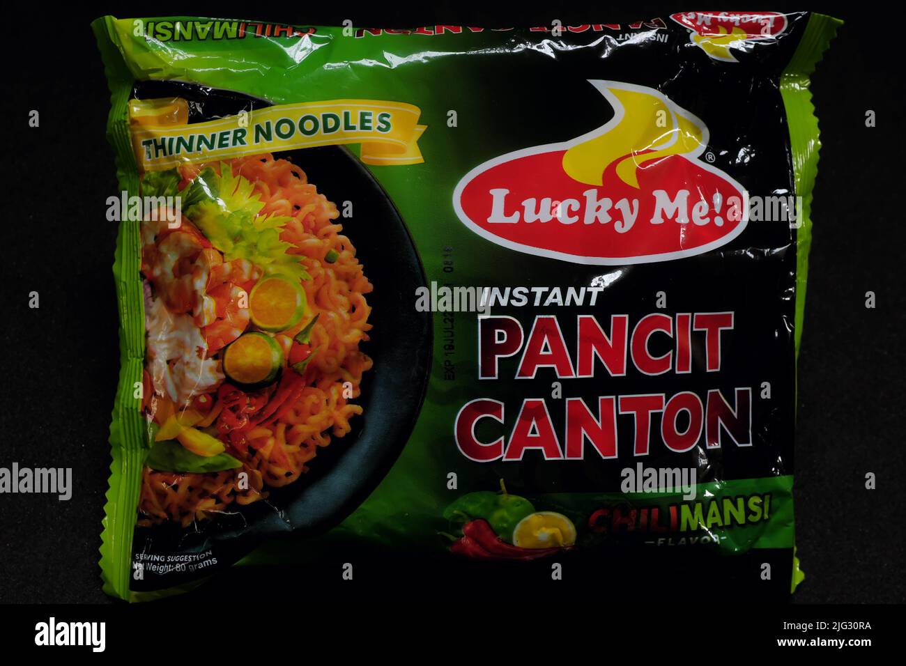 Manille, Philippines - 07 juillet 2022 : photo de produit du monde Nissin Lucky me nouilles instantanées pancit canton Chillimansi saveur et soupe de boeuf dans l'obscurité Banque D'Images