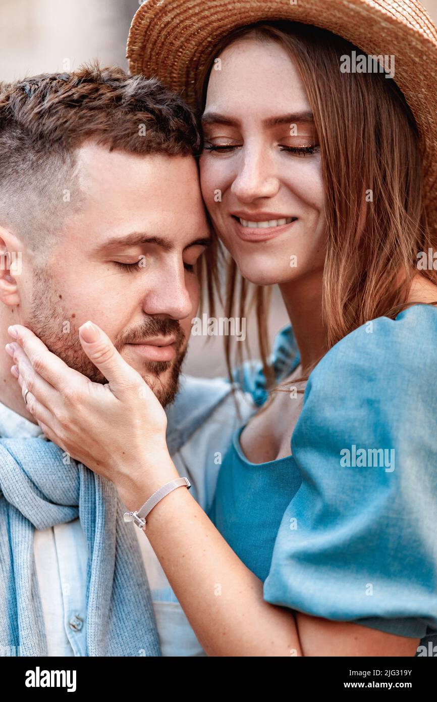 Un jeune couple romantique, amoureux, s'embrassant dans la rue Banque D'Images