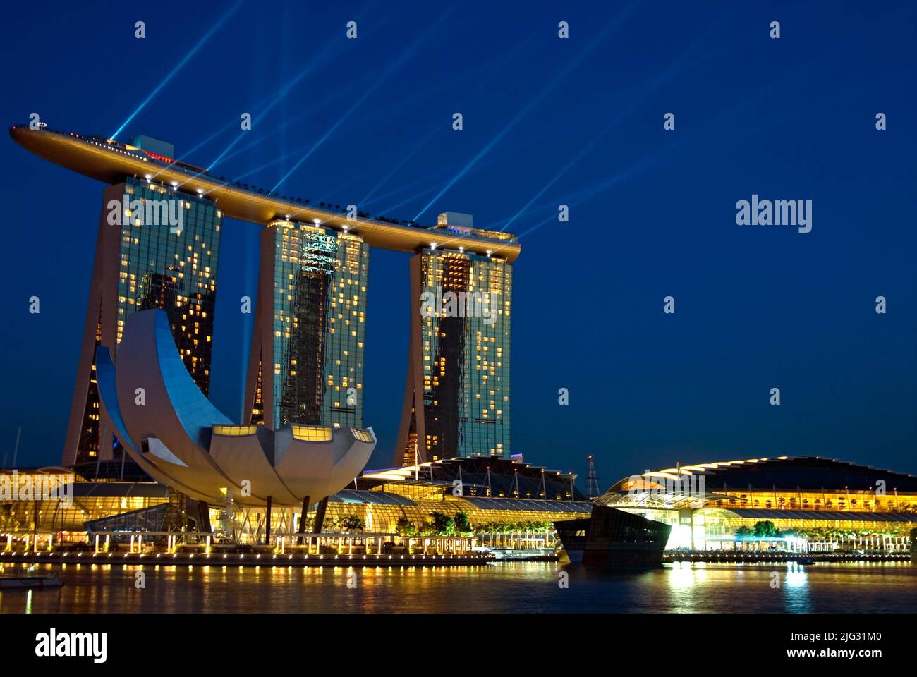 Marina Bay Sands Hôtel et Casino la nuit, Singapour Banque D'Images