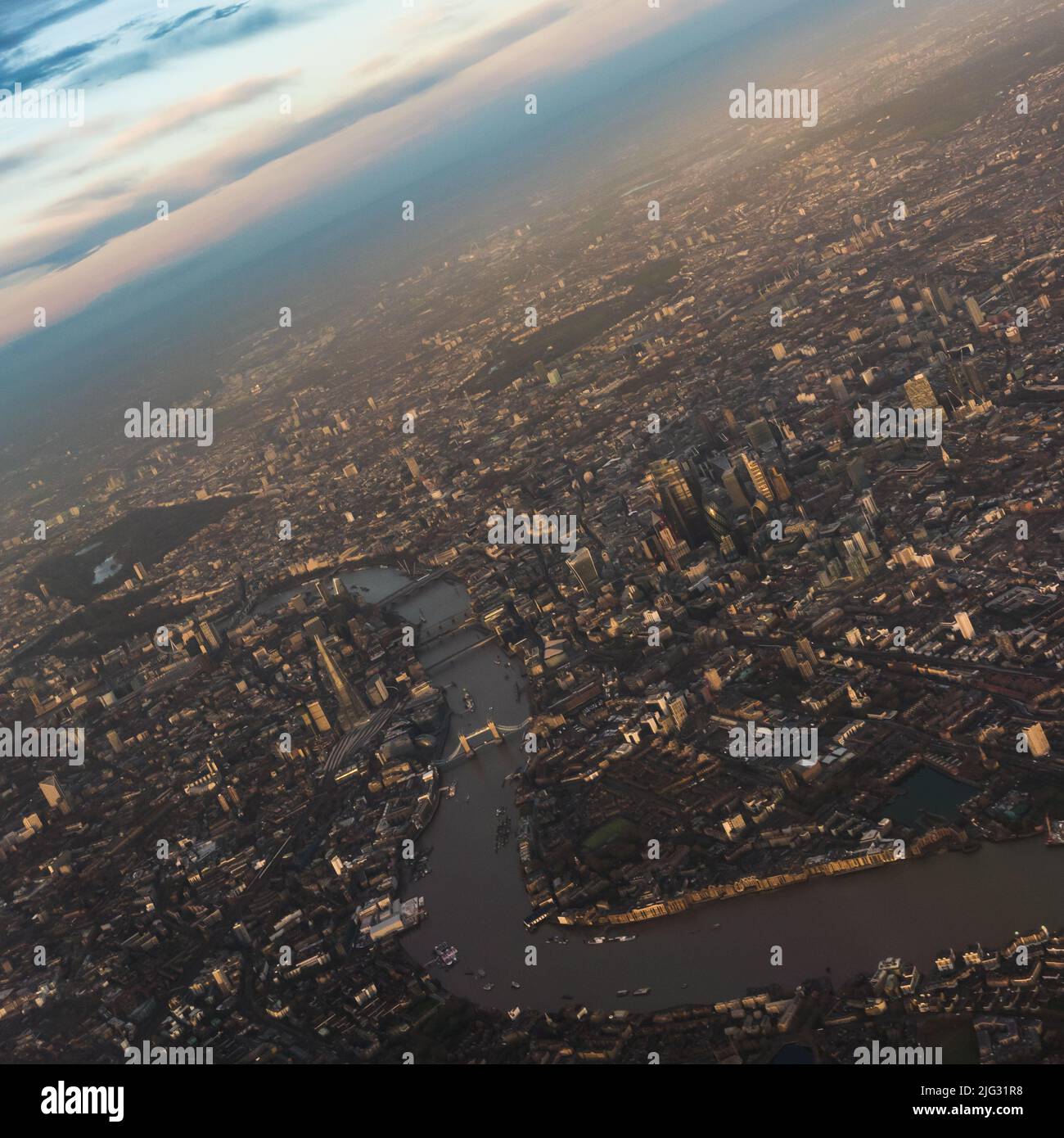 Vue aérienne de la Tamise à travers Londres à l'aube. Banque D'Images