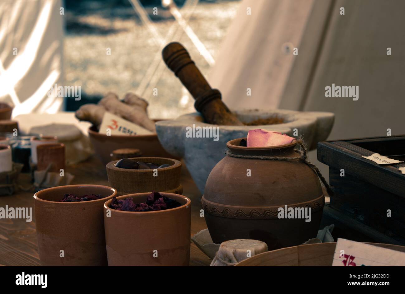 pilon de table d'herboriste de mortier et autres bols en céramique ou en argile Banque D'Images