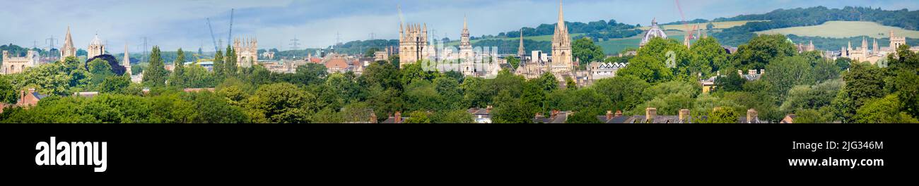 Une superbe vue panoramique sur les sites d'Oxford depuis le sommet de South Park Hill, pendant une belle matinée d'été, il y a tant de sites d'Oxford dans t Banque D'Images