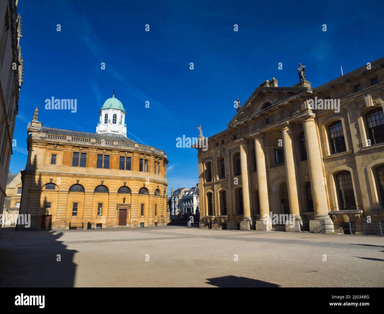 Trois célèbres bâtiments classiques au coeur d'Oxford - le théâtre Sheldonian, la bibliothèque Bodleian et Clarendon Building - peuvent tous être vus ici. T Banque D'Images