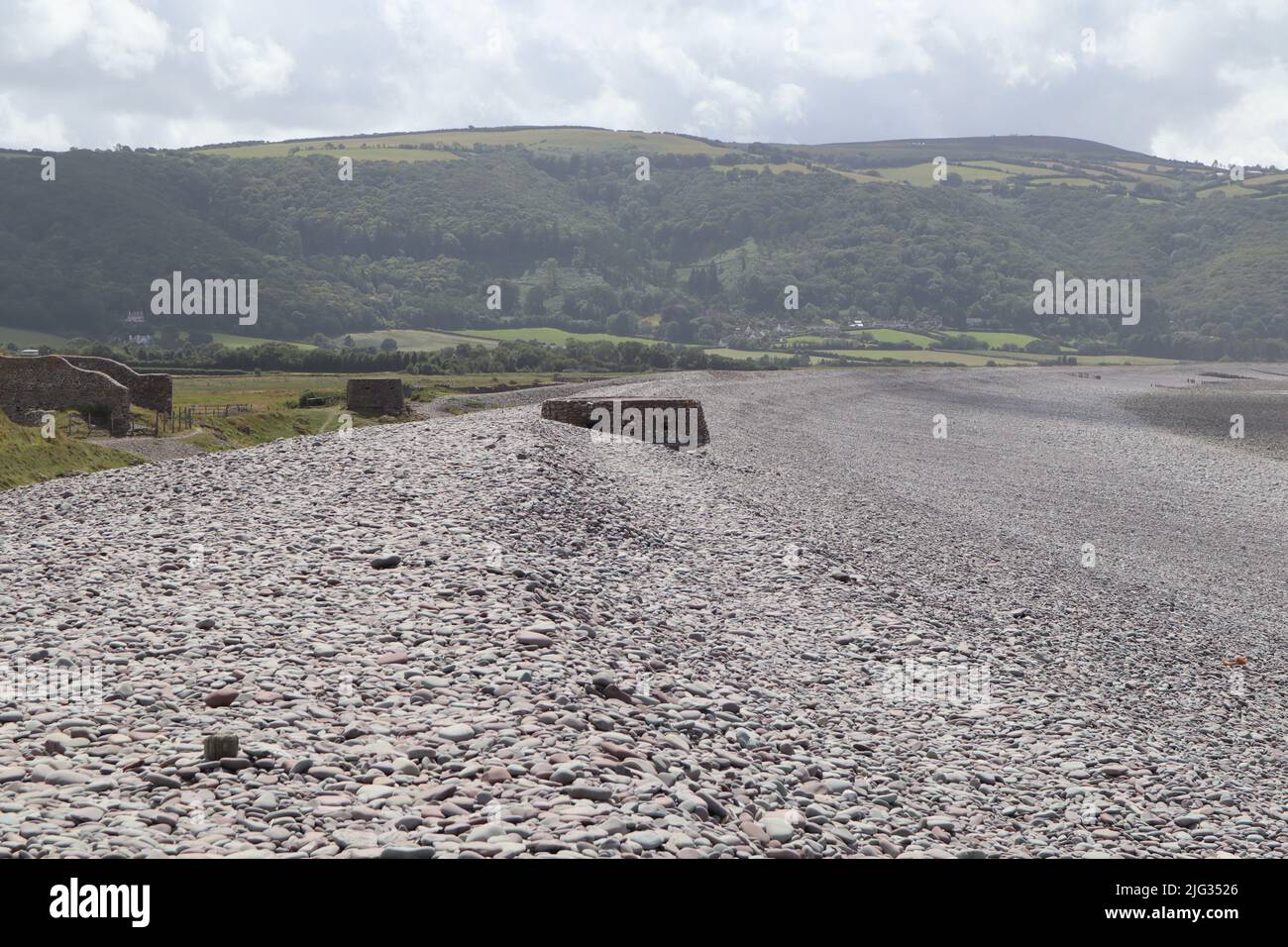 Un casemate ou pillbox de la Seconde Guerre mondiale se dresse sur la plage de Bossington, dans le Somerset. Il offre une vue sur la baie de Porlock et le canal de Bristol depuis Hurlstone Banque D'Images