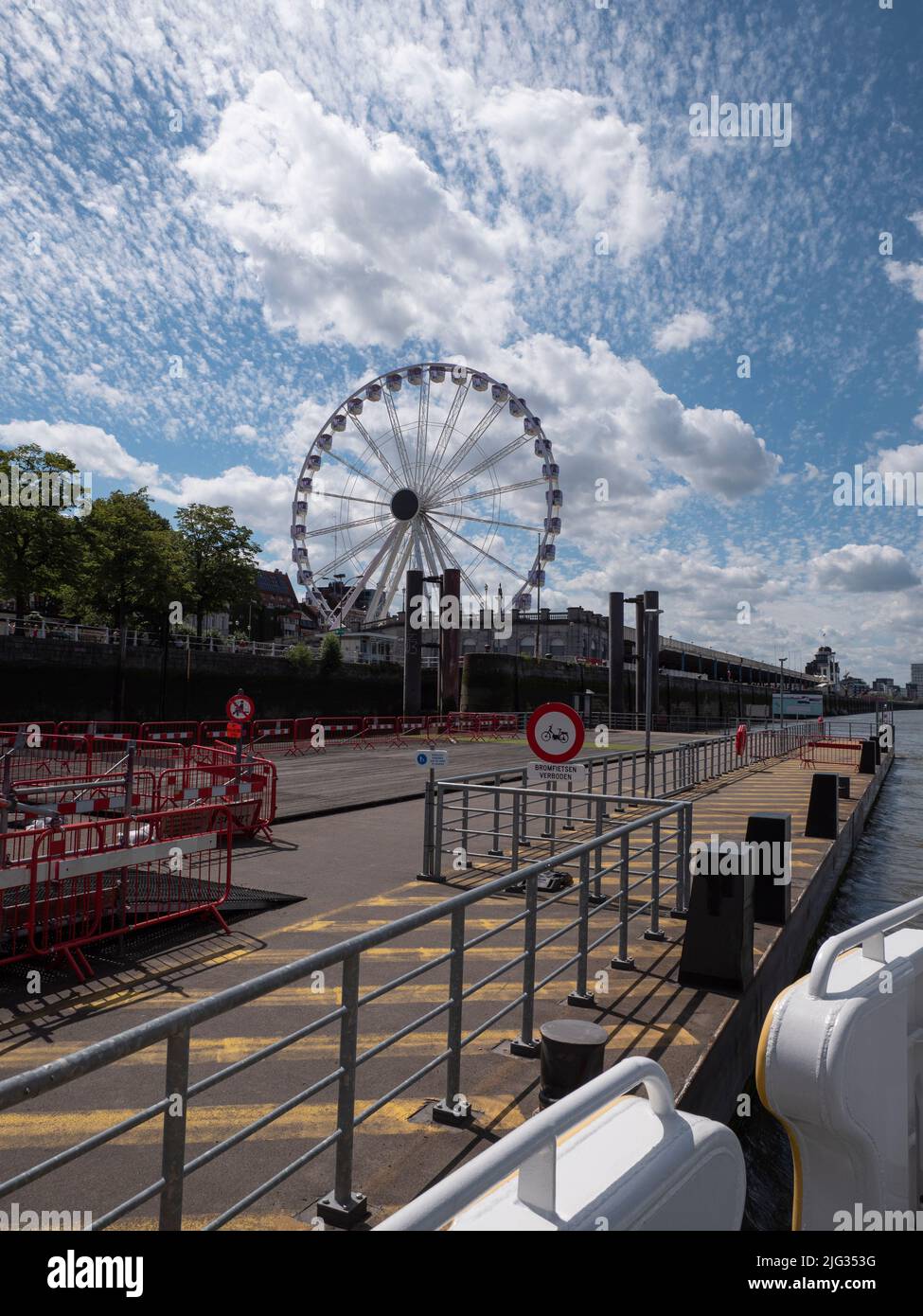 Anvers, Belgique, 02 juillet 2022, la grande roue sur la rive droite d'Anvers, à côté de l'Escaut Banque D'Images