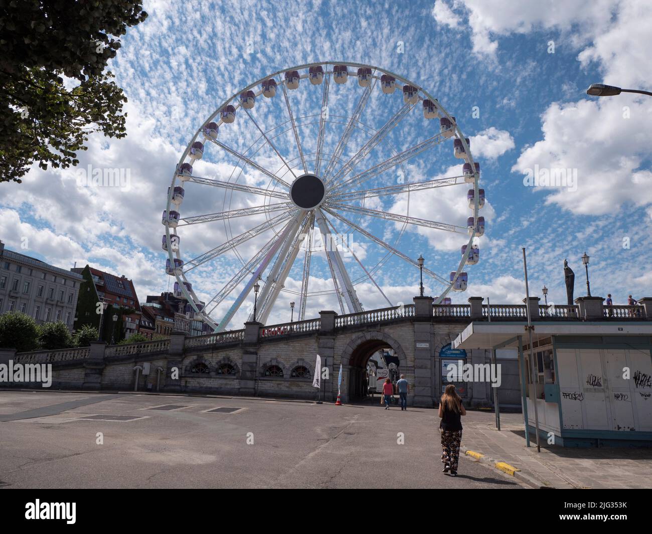 Anvers, Belgique, 02 juillet 2022, la grande roue vue depuis le ferry avec un magnifique ciel bleu et des nuages blancs Banque D'Images