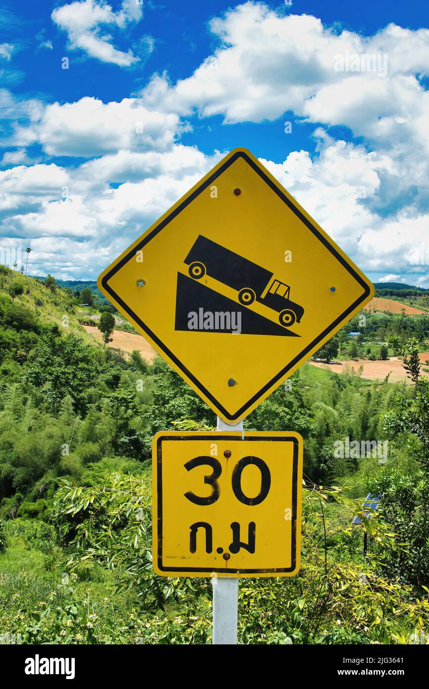 Signalisation routière à Khao Kho, Thaïlande, avertissement des conducteurs de camion d'une descente abrupte, vitesse maximale 30 km/heure. Banque D'Images