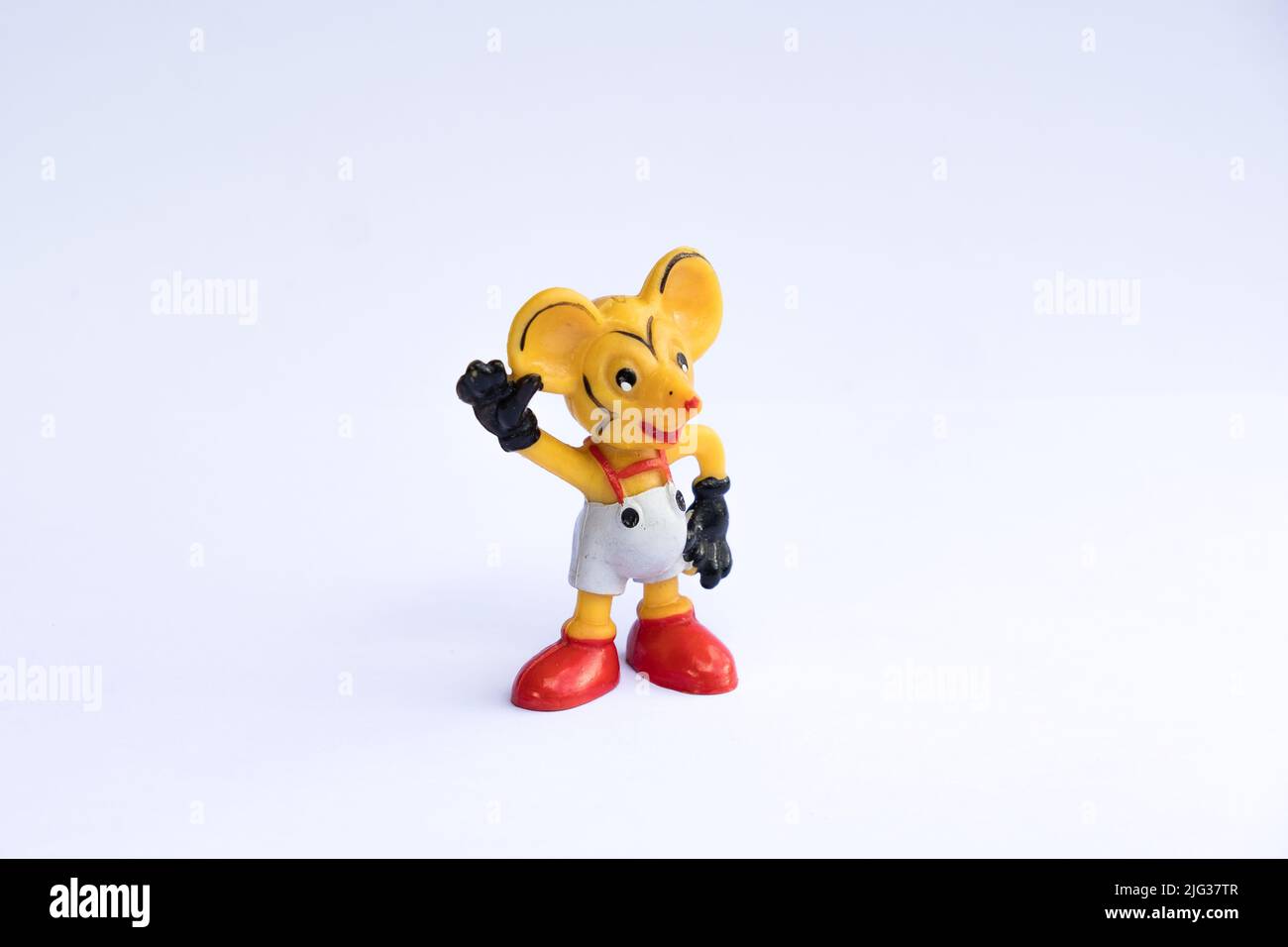 Version allemande (GDR) de Mickey Mouse. Vieux jouet en caoutchouc de souris sans marque. Figurines rétro colorées de souris. Jouet soviétique d'époque populaire de 70s et 80s. Banque D'Images