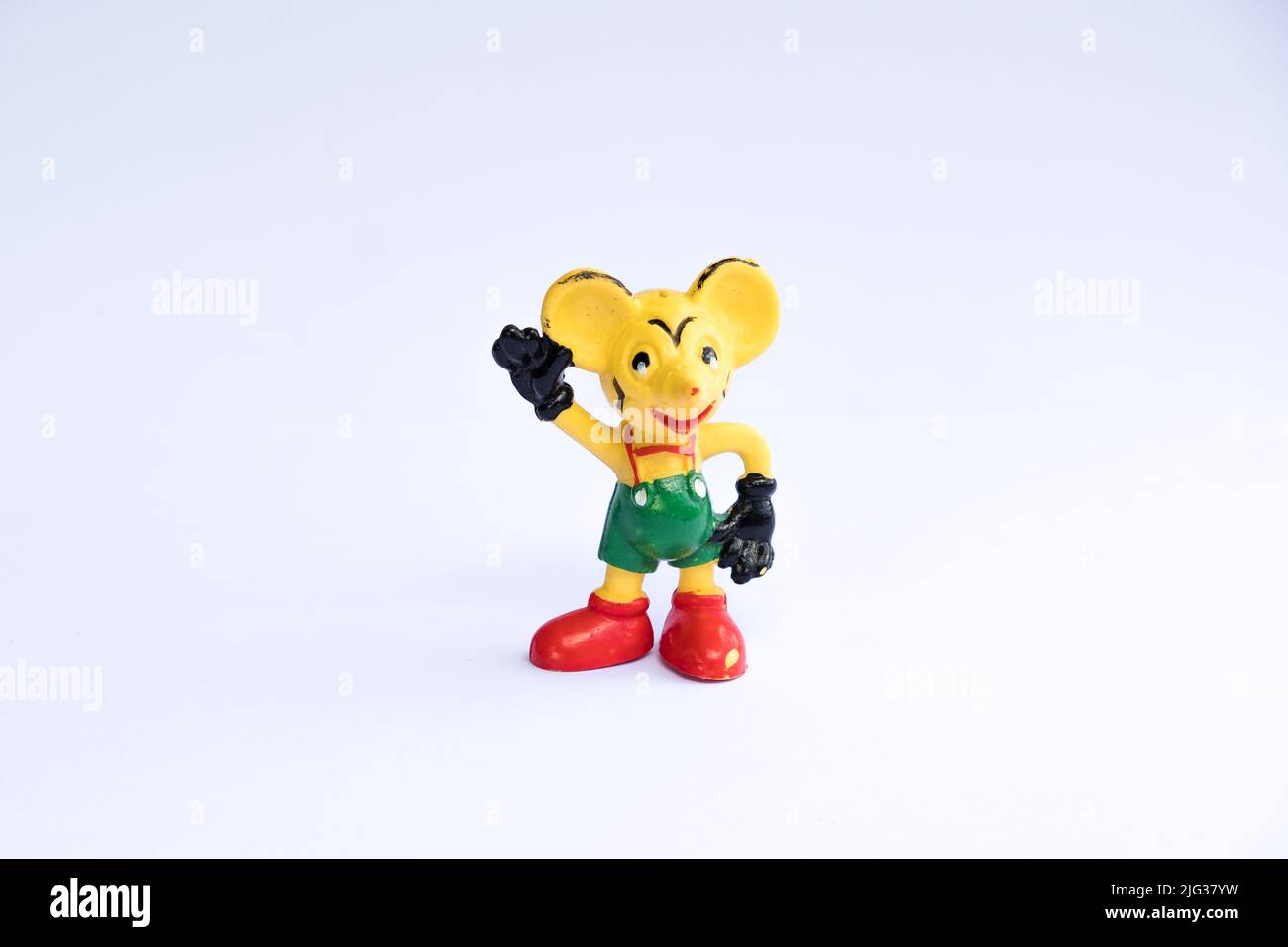 Version allemande (GDR) de Mickey Mouse. Vieux jouet en caoutchouc de souris sans marque. Figurines rétro colorées de souris. Jouet soviétique d'époque populaire de 70s et 80s. Banque D'Images