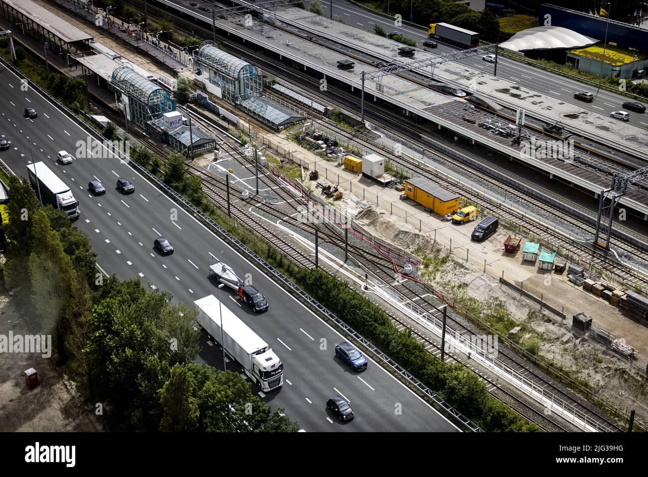 2022-07-07 12:16:18 AMSTERDAM - le Zuidas, le centre d'affaires d'Amsterdam, avec le périphérique A10 et les voies du train et du métro. Le périphérique se transforme en un grand chantier de construction. Le projet Zuidasdok réalise des travaux à grande échelle pour poser les bases de la nouvelle station de passage à la station Zuid d'Amsterdam. ANP RAMON VAN FLYMEN pays-bas sortie - belgique sortie Banque D'Images