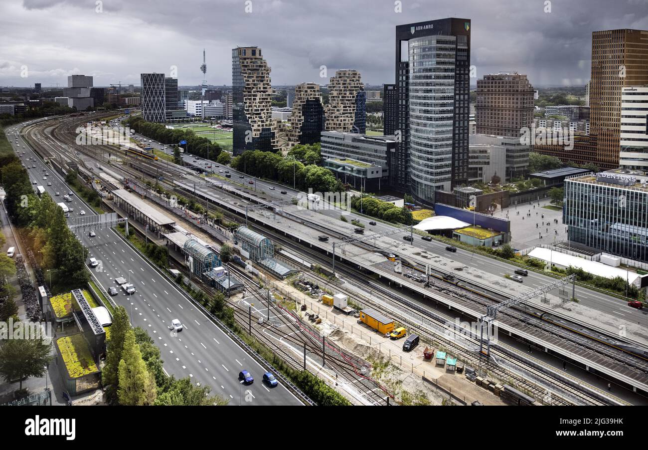 2022-07-07 12:16:09 AMSTERDAM - le Zuidas, le centre d'affaires d'Amsterdam, avec le périphérique A10 et les voies du train et du métro. Le périphérique se transforme en un grand chantier de construction. Le projet Zuidasdok réalise des travaux à grande échelle pour poser les bases de la nouvelle station de passage à la station Zuid d'Amsterdam. ANP RAMON VAN FLYMEN pays-bas sortie - belgique sortie Banque D'Images