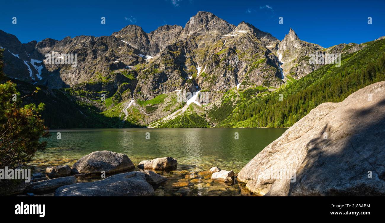 Vue panoramique sur le lac Morskie oko ou Eye of the Sea dans les montagnes polonaises Tatra en été. Banque D'Images