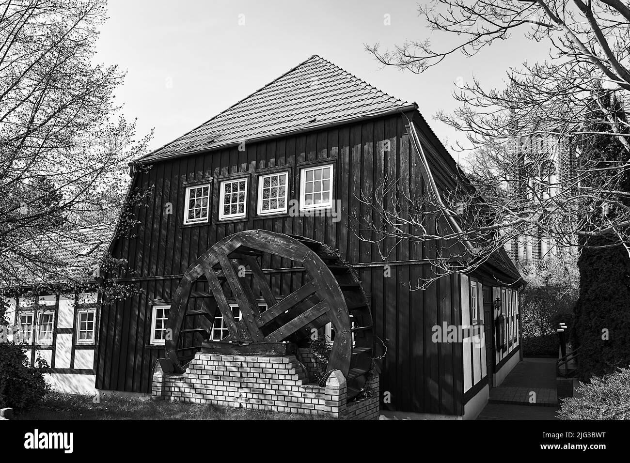 Bâtiment en bois historique de l'ancien moulin à eau de la ville de Neubrandenburg, monochrome Banque D'Images