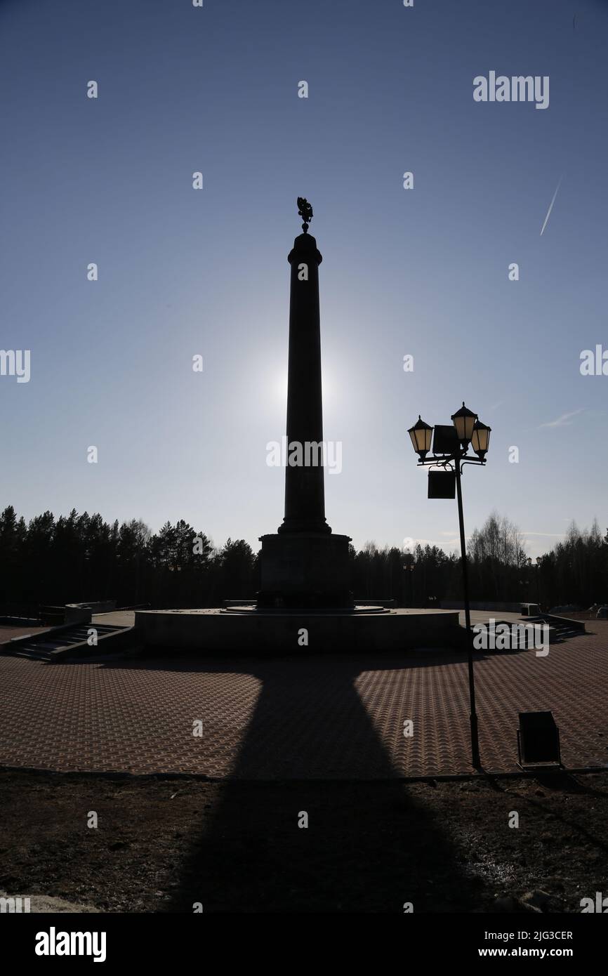 Obélisque monumental à la frontière entre l'Europe et l'Asie dans une forêt près d'Ekaterinbourg, en Russie Banque D'Images