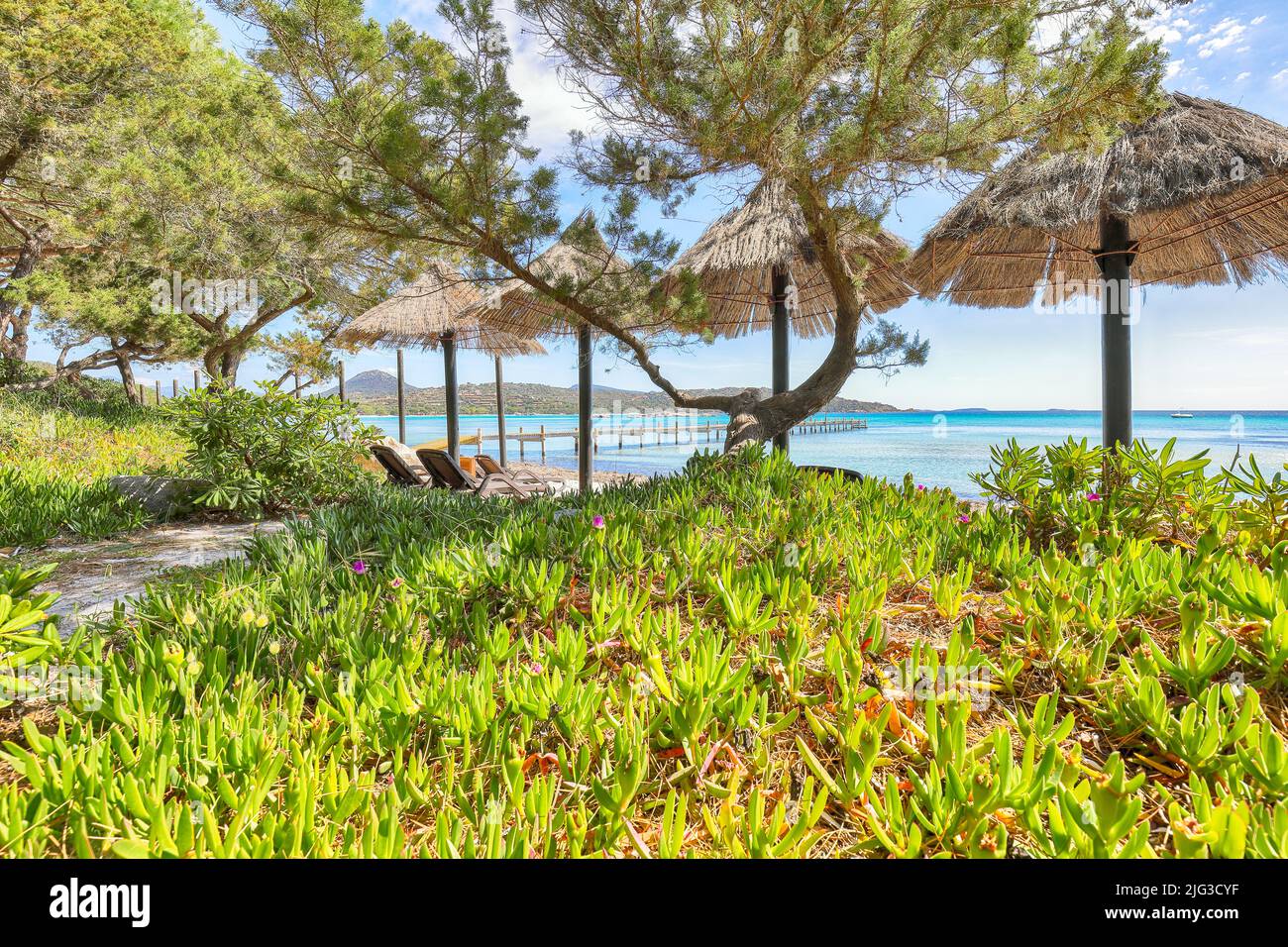 Vue pittoresque sur la plage de Santa Giulia Resort. Paysage marin pittoresque de la mer Méditerranée. Lieu: Santa Giulia, Porto-Vecchio, Corse, France, Banque D'Images
