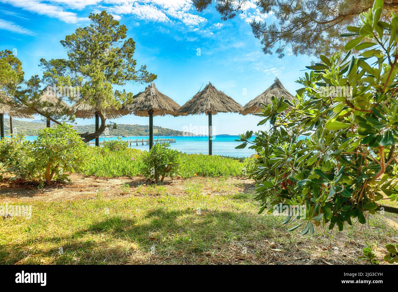 Vue pittoresque sur la plage de Santa Giulia Resort. Paysage marin pittoresque de la mer Méditerranée. Lieu: Santa Giulia, Porto-Vecchio, Corse, France, Banque D'Images