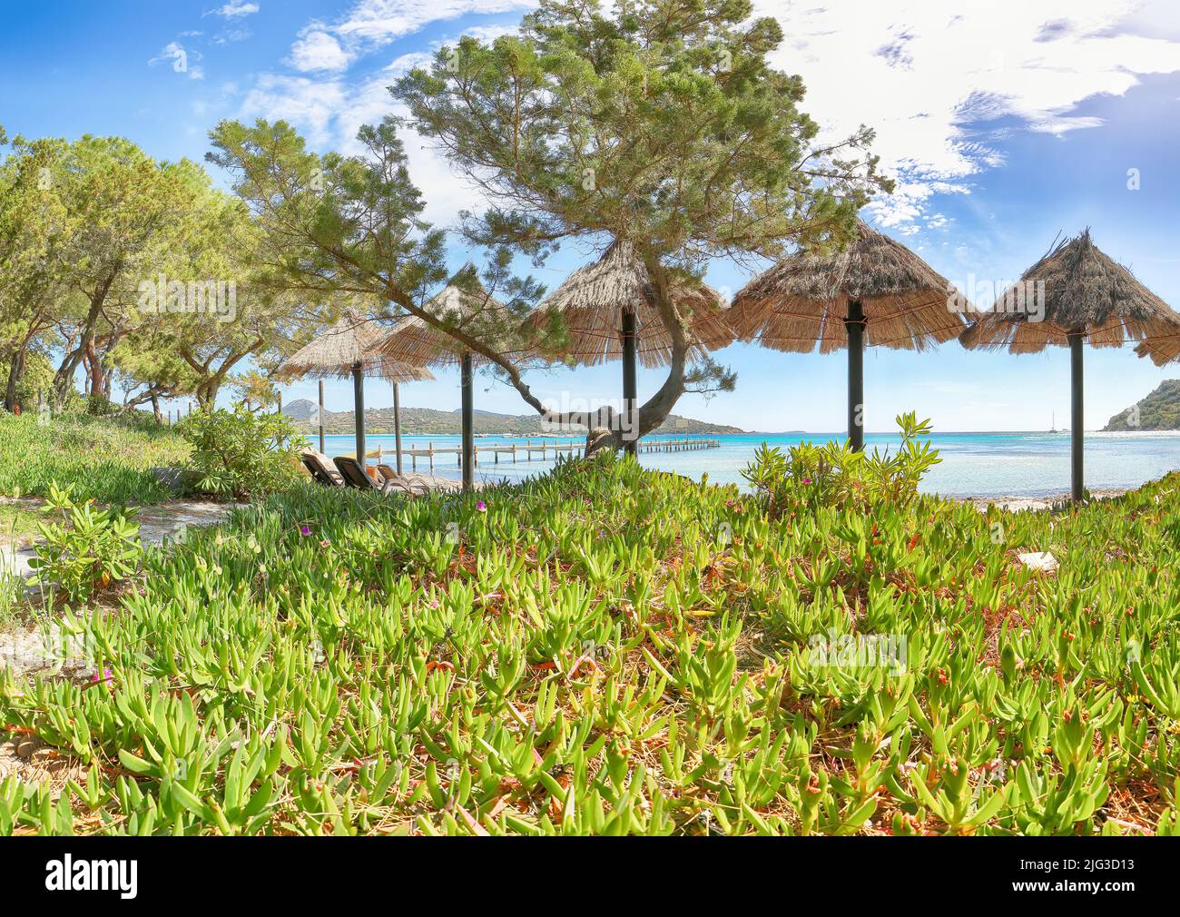 Vue pittoresque sur la plage de Santa Giulia Resort. Paysage marin pittoresque de la mer Méditerranée. Lieu: Santa Giulia, Porto-Vecchio, Corse, France, Banque D'Images