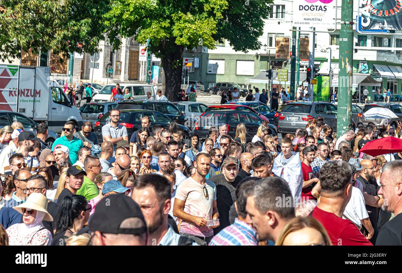 Environ 2 000 000 citoyens ont protesté aujourd'hui devant le Parlement de Bosnie-Herzégovine en raison de la hausse des prix durant la récession. Banque D'Images