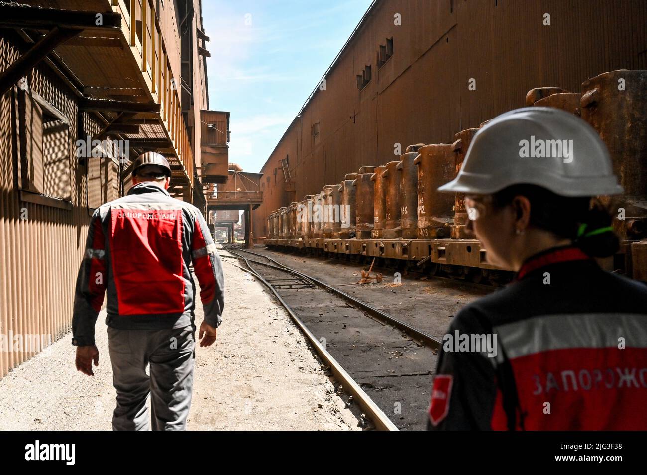 ZAPORIZHHIA, UKRAINE - le 28 JUIN 2022 - Une allée de teeming d'un four à foyer ouvert est photographiée dans une aciérie de Zaporizhzhia, dans le sud-est de l'Ukraine. T Banque D'Images