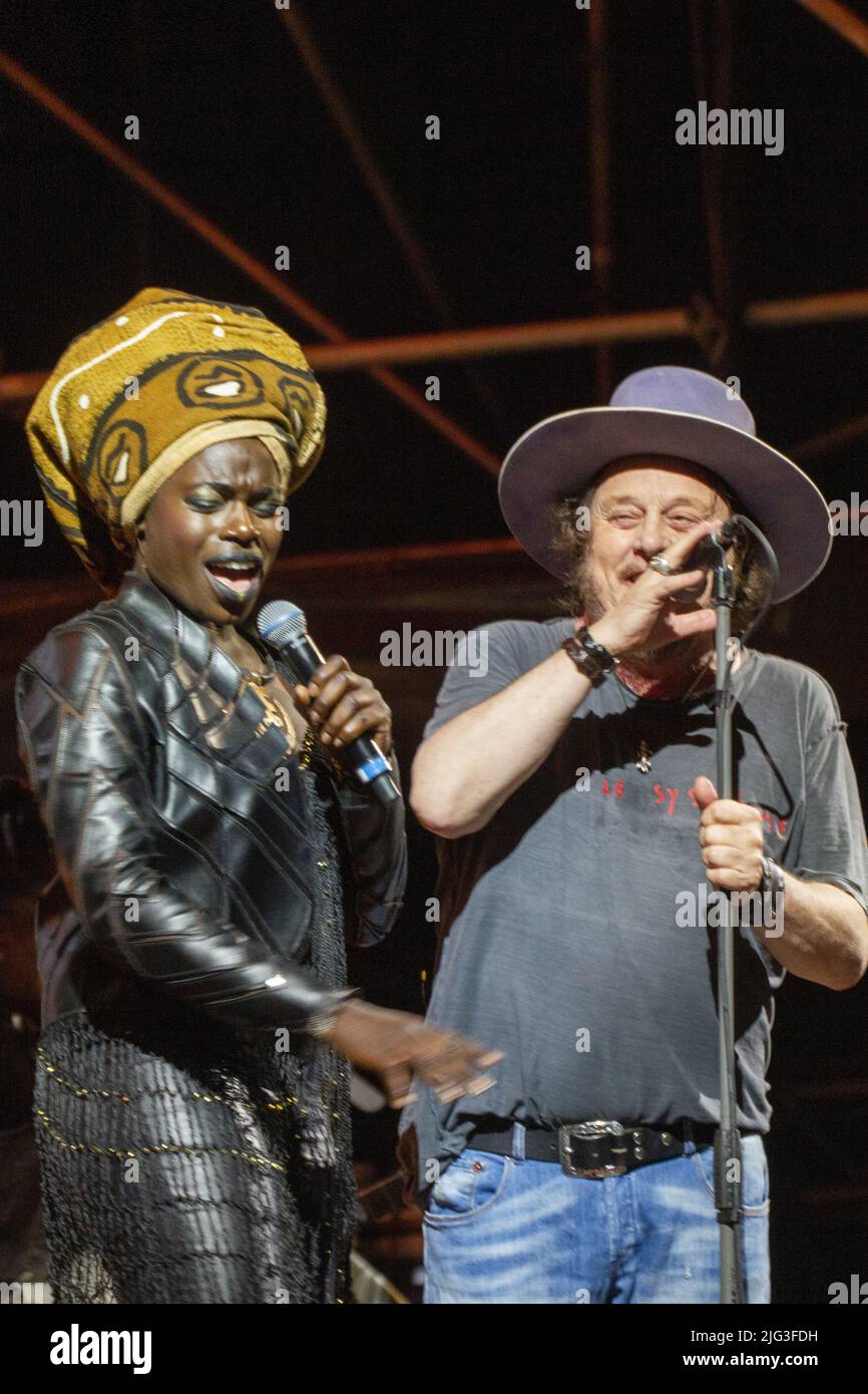 (7/4/2022) Zucchero 'Sugar' Fornaciari se produit sur la scène du Festival EstEtat 2022 au Château de Carrarese à Este (PD) (photo de Mimmo Lamacchia / Pacific Press/Sipa USA) Banque D'Images