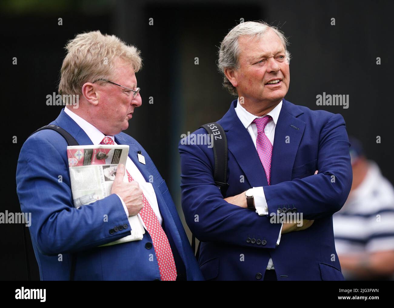 L'entraîneur William Haggas (à droite) à l'occasion du festival Ladies Day of the Moet and Chandon July au Newmarket racecourse, Suffolk. Date de la photo: Jeudi 7 juillet 2022. Banque D'Images