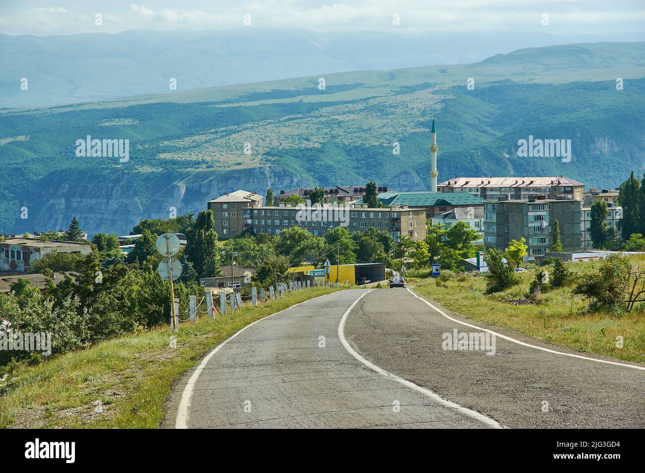 Réservoir de Chirkey Dagestan, ville de Dubki paysage de montagne avec route de terre dans le voisinage du réservoir Banque D'Images