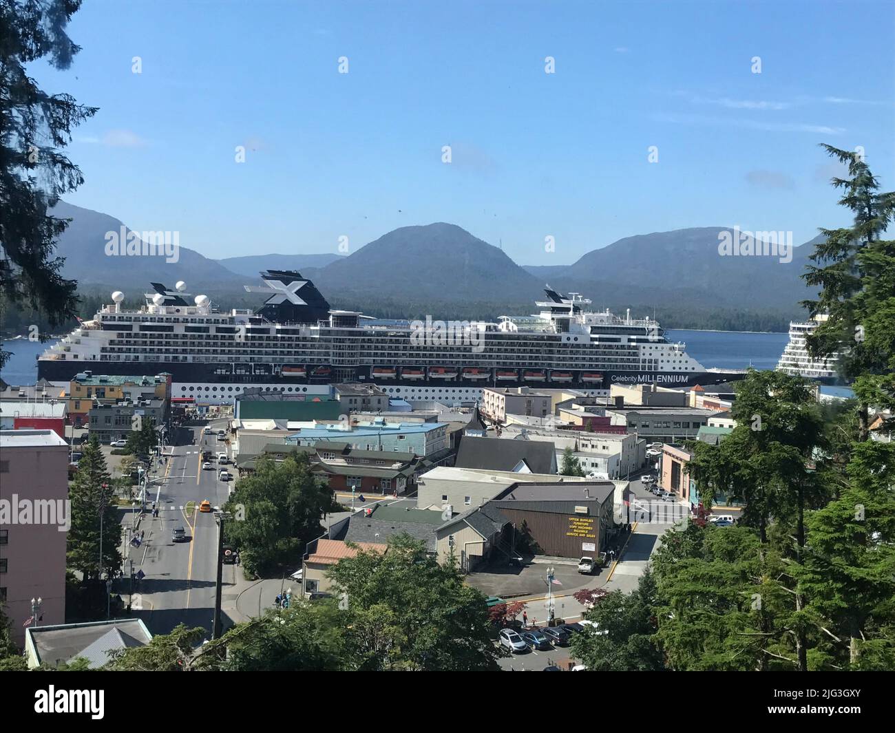 Le bateau de croisière Celebrity Millennium attend dans le port de Ketchikan, en Alaska. Banque D'Images