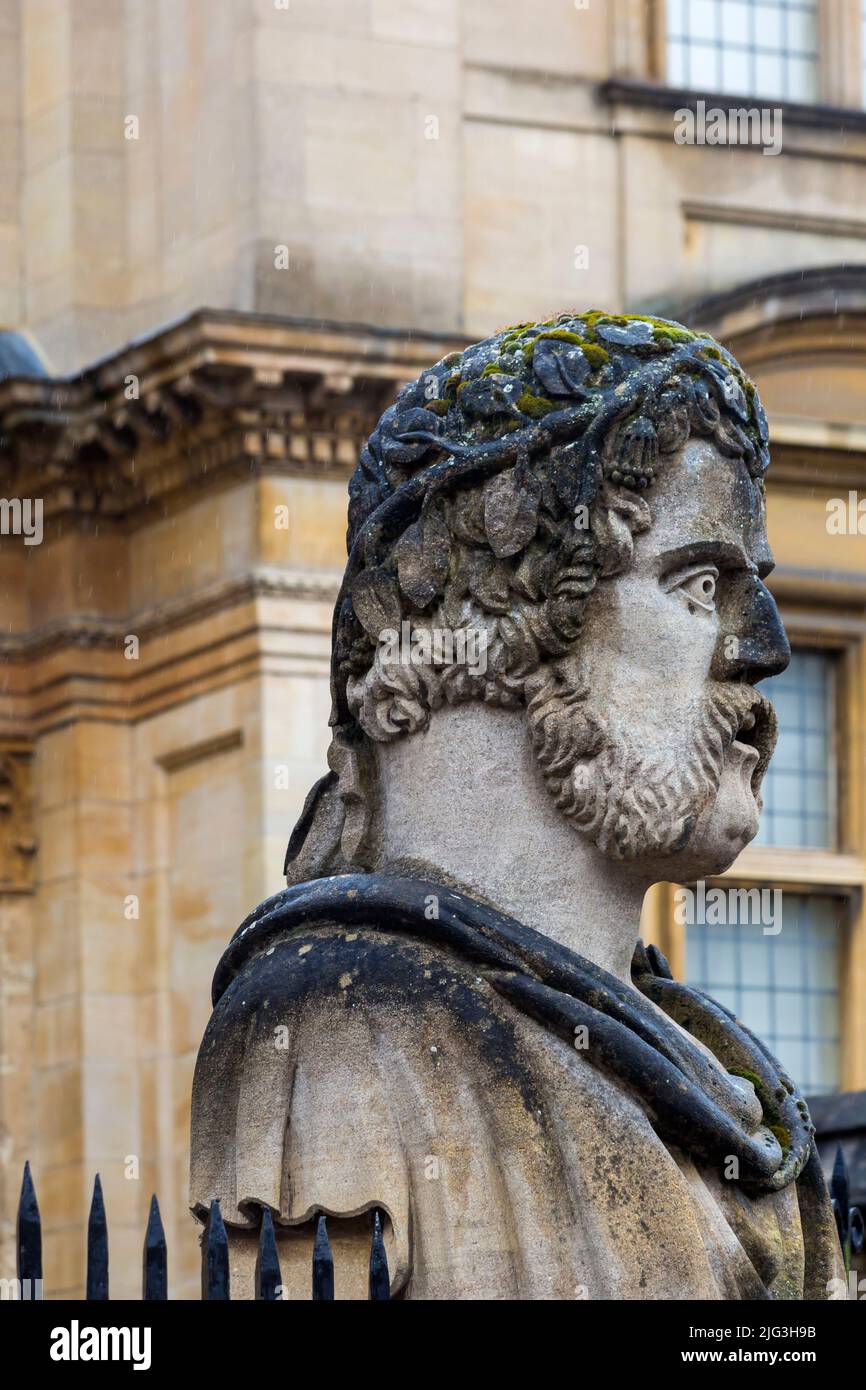 L'un des bustes des philosophes classiques, Empereur Heads, au Sheldonian Theatre, à Oxford, dans l'Oxfordshire, Royaume-Uni, lors d'une journée humide de pluie en août Banque D'Images