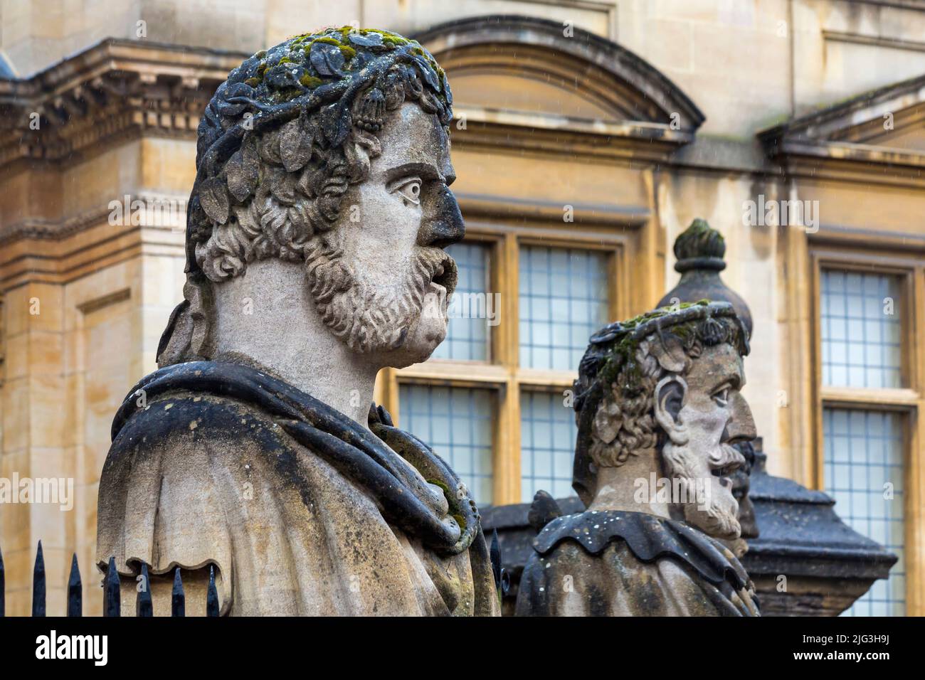 Bustes de philosophes classiques, Emperor Heads, au Sheldonian Theatre, Oxford à Oxford, Oxfordshire, Royaume-Uni, lors d'une journée humide de pluie en août Banque D'Images