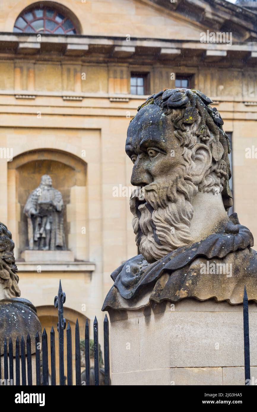 L'un des bustes des philosophes classiques, Empereur Heads, au Sheldonian Theatre, à Oxford, dans l'Oxfordshire, Royaume-Uni, lors d'une journée humide de pluie en août Banque D'Images