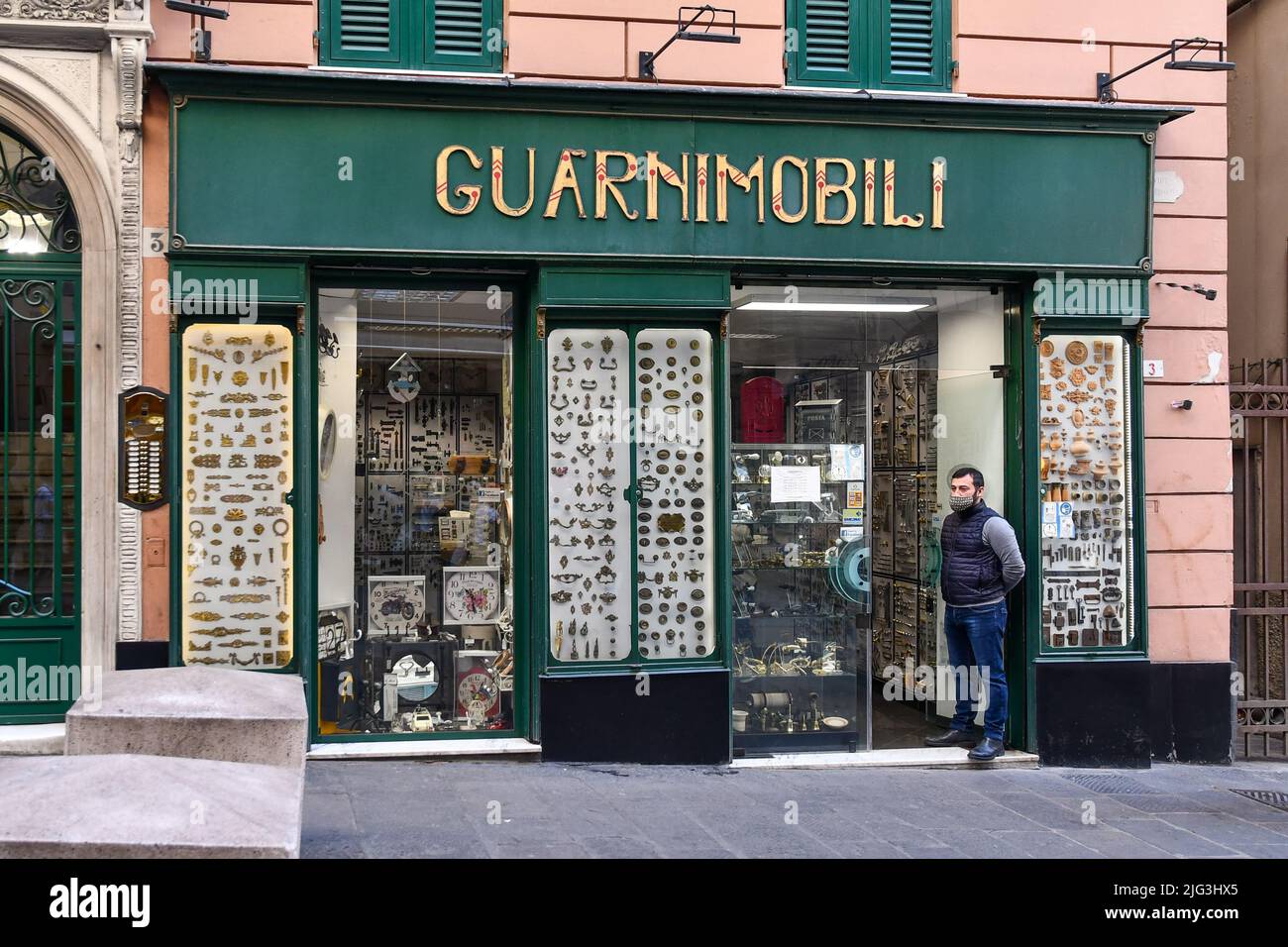 Mobilier de la boutique d'accessoires extérieur avec le vendeur debout à l'entrée dans via San Lorenzo, une des rues principales de Gênes, Ligurie, Italie Banque D'Images