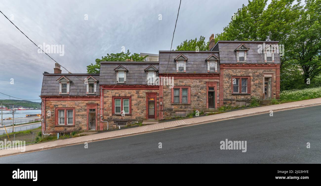 Une rangée de quatre serres abandonnées dans le centre-ville de St. John’s. Banque D'Images