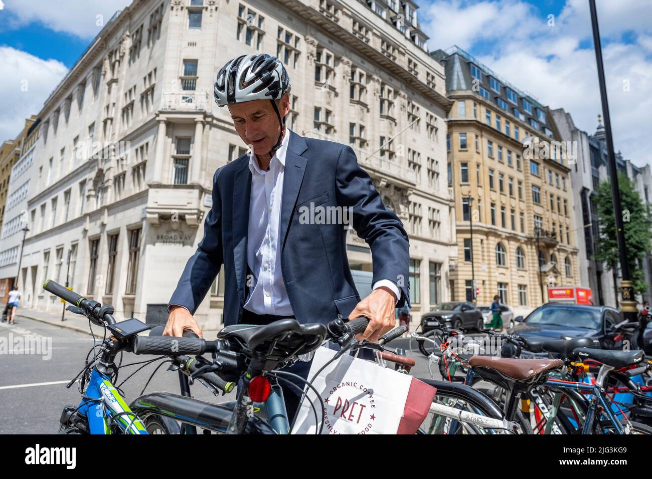 Londres, Royaume-Uni. 7 juillet 2022. Jeremy Hunt, député de South West Surrey, déverrouille son vélo après avoir visité un PRET a Manger à Westminster à l'heure du déjeuner. Plus tôt Boris Johnson, le premier ministre a fait une déclaration à l'extérieur du 10 Downing Street, démissionnant à titre de chef du parti conservateur. Jeremy Hunt serait l'un des nouveaux candidats potentiels à la direction. Credit: Stephen Chung / Alamy Live News Banque D'Images