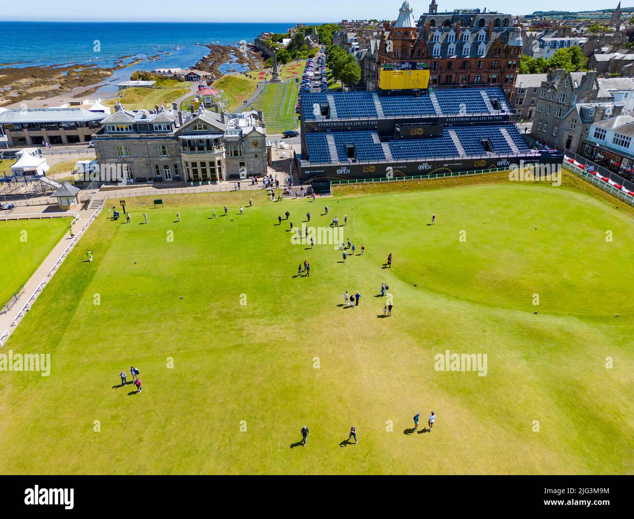 St Andrews, Écosse, Royaume-Uni. 7 juillet 2022. Le Old course à St Andrews est une ruche d'activité avec une semaine pour aller jusqu'à la première partie du championnat Open 150th. Les membres du public sont autorisés à marcher sur les fairways parce que le Old course est un parc public. Les touristes ont fait le maximum de cet accès pour poser pour des photos à côté de caractéristiques célèbres telles que le pont Swilken Burn sur le 18th trous. Pic; membres du public sur le fairway de 1st trous et à côté de 18th vert. Iain Masterton/Alay Live News Banque D'Images