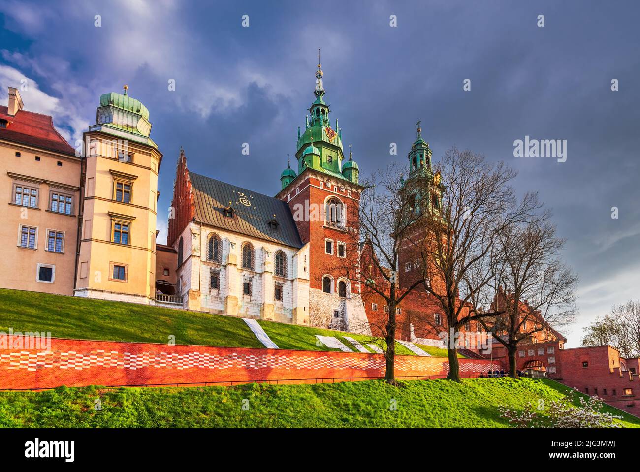 Cracovie, Pologne. Coucher de soleil incroyable avec la colline de Wawel et la cathédrale. Vistule. Banque D'Images