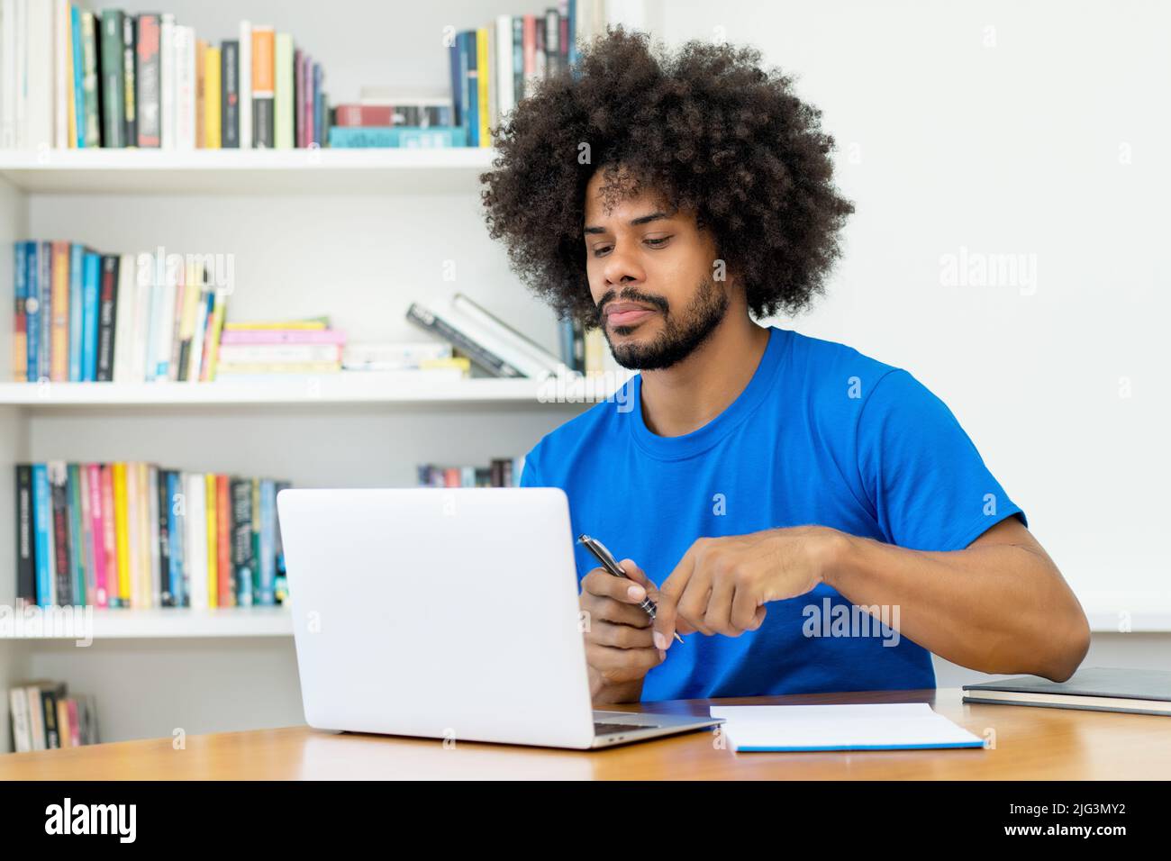 Ingénieur logiciel afro-américain au travail à l'ordinateur au bureau de la start-up entreprise Banque D'Images