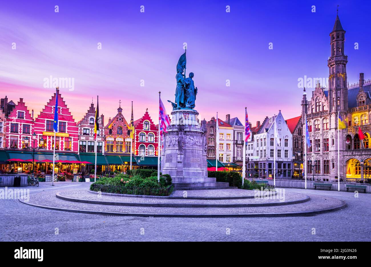 Bruges, Belgique. Grote Markt, lieu de rencontre des Brugelings et des touristes à Brugge, Flandre Occidentale. Banque D'Images