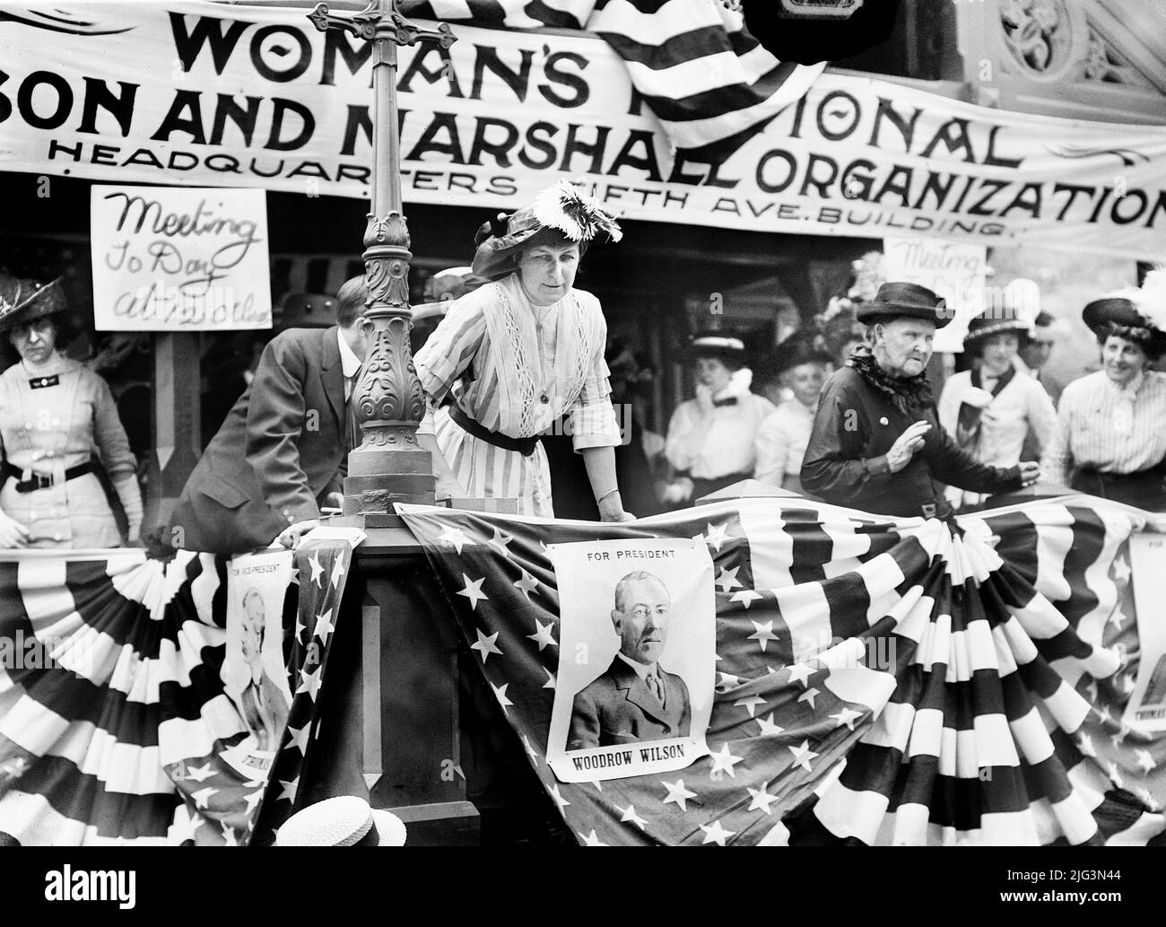 Florence Jaffrey 'Daisy' Harriman, présidente de la Woman's National Wilson and Marshall Organization, assister au rassemblement démocratique, Union Square, New York, New York, Etats-Unis, bain News Service, 20 août 1912 Banque D'Images